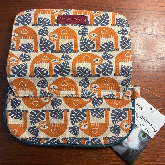 NWT Uber cute BUNGALOW 360 Canvas Sloth Wristlet/Wallet/Clutch - Picture 3 of 4